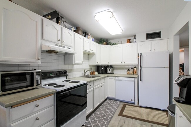 Building Photo - Fully Furnished 1 Bed, 1 Bath Apartment in...