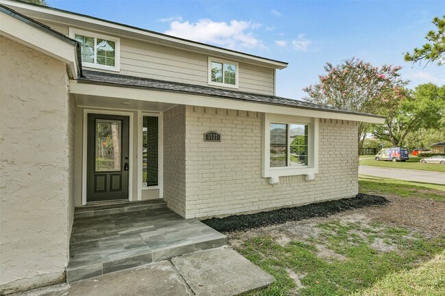3727 Thursa Ln