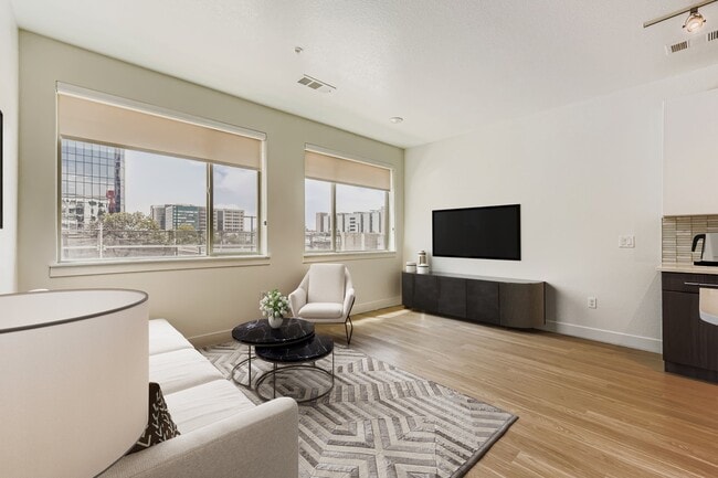 Plano A3: salón luminoso y luminoso con vistas a la ciudad