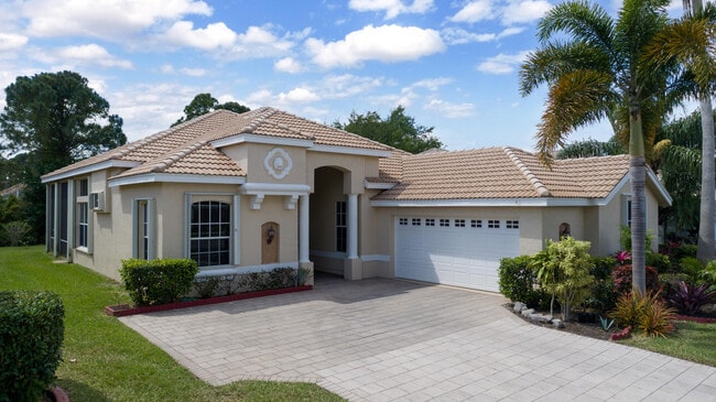 Building Photo - 665 SW Lake Charles Cir Rental