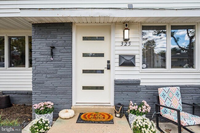 Photo - 325 Juniper Dr
