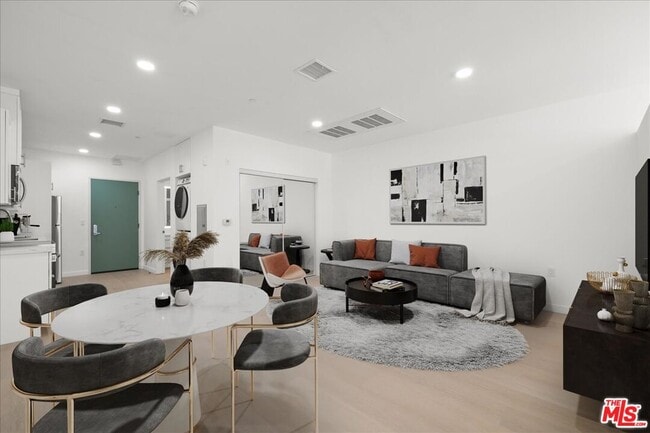 Photo - 3977 Beverly Blvd Unidad 104 Rental