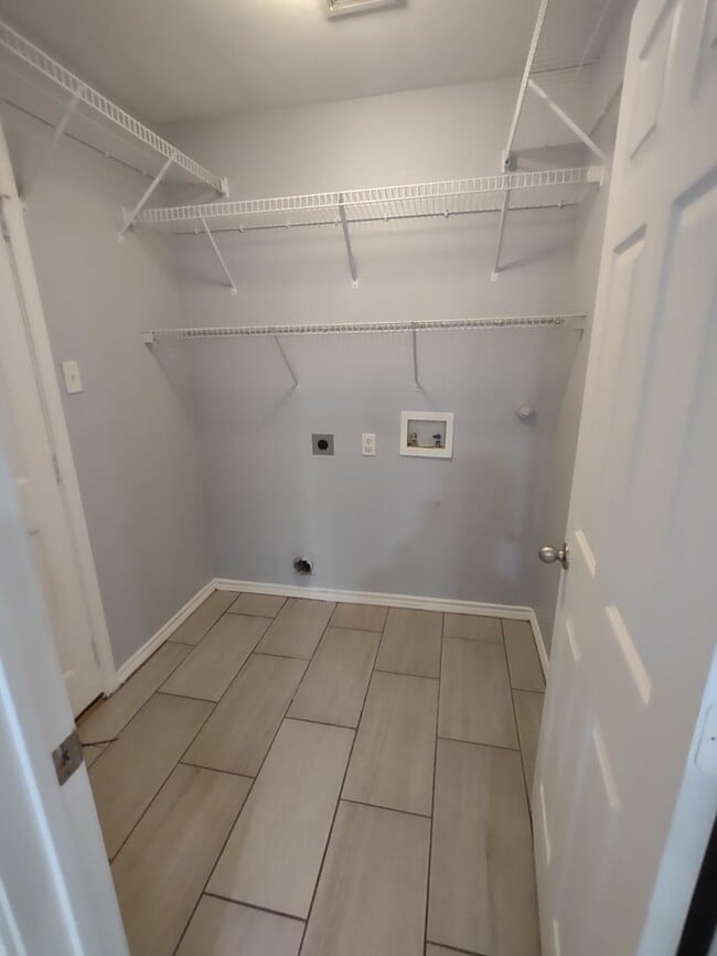 Building Photo - Beautiful home in nice neighborhood