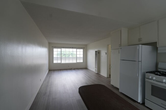 Building Photo - 924 W. 226TH Unit #8