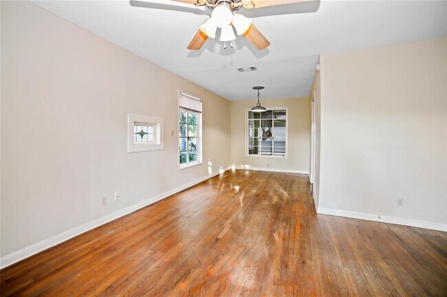 Photo - 2905 Robinson Ave