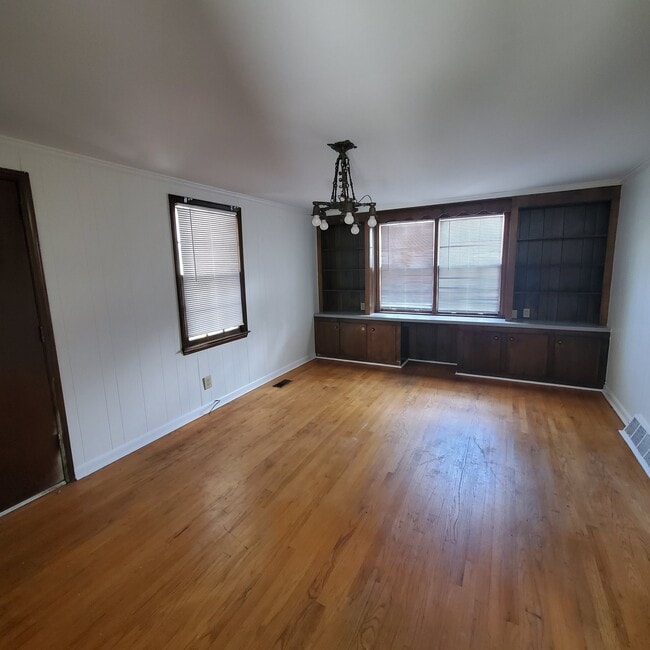 Photo - 301 W Lakeside Ave