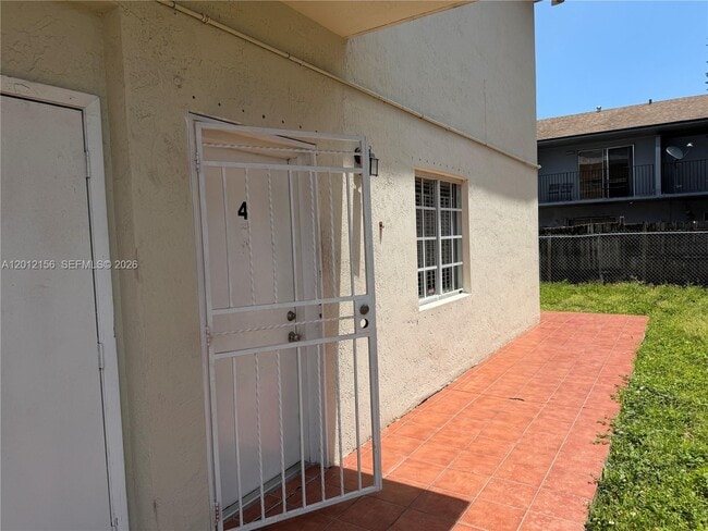 Building Photo - 837 SE 8th Ct Unit 4