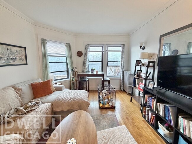 Building Photo - 1913 W Larchmont Ave Unit 3B