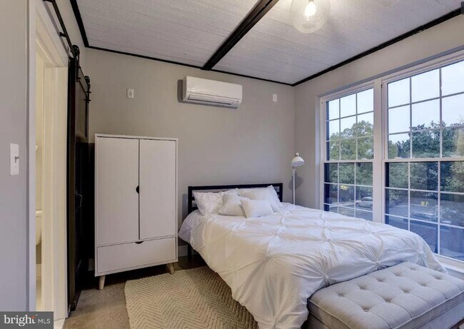 Photo - 12 W Montgomery St Unidad 204