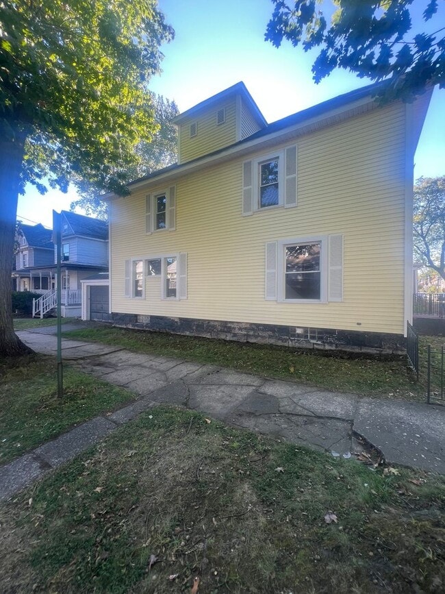 Photo - Large 4 Bedroom House with Garage