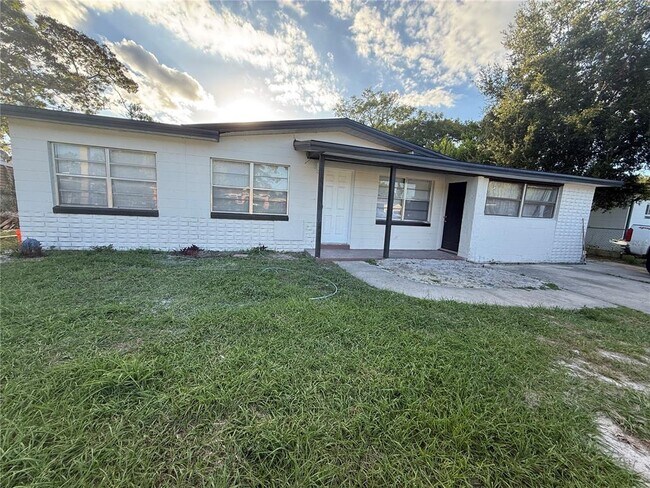 Photo - 1418 Queensway Rd