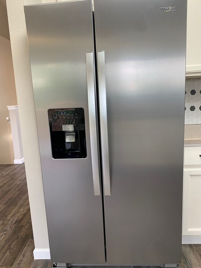 Photo - *STUNNING* 3 BEDROOM IN STETSON HILLS