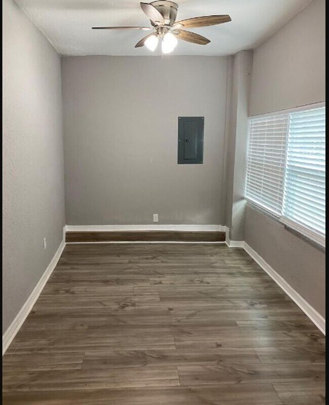 Photo - Charming Upstairs 2/1 - Available Now! Unit 1469 W 7th St - DOWNSTAIRS (OWNER SELLING)