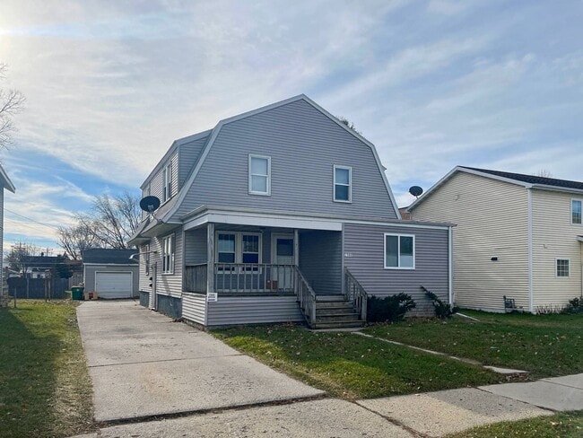 Building Photo - 1580 Elm St Unit Upper