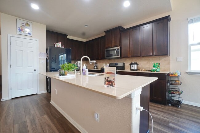 Photo - 445 Arrowhead Vine St