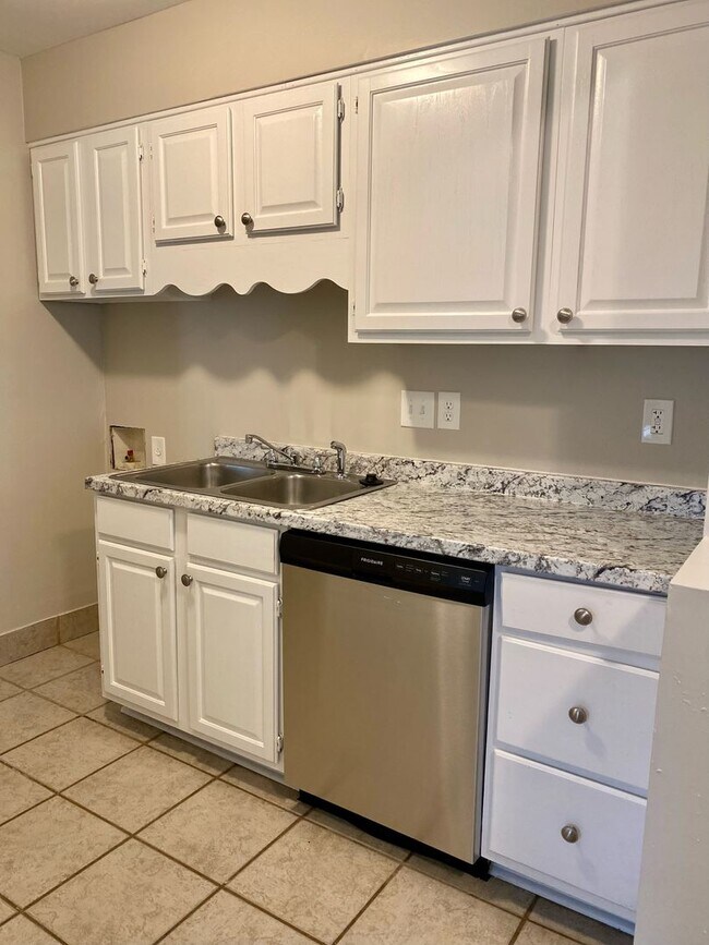 Photo - 3 bed, 1 bath in Colonial Acres near Quince and Colonial