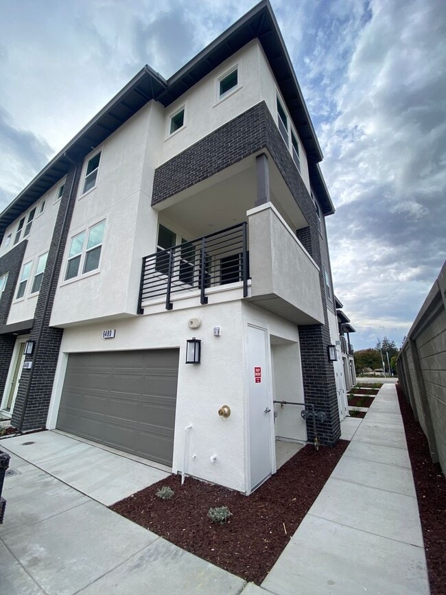 Photo - Boulevards End Unit Townhouse, 3 Bed / 2.5...