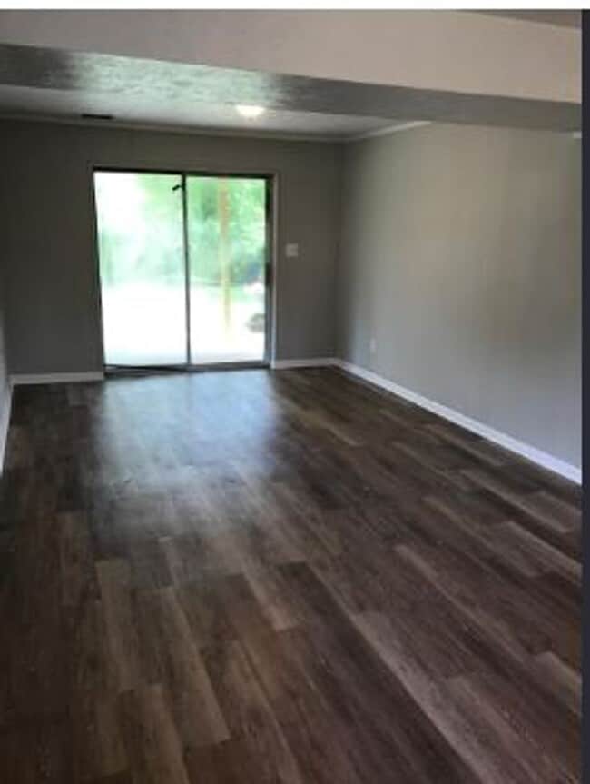 Photo - 653 Bishop Dr