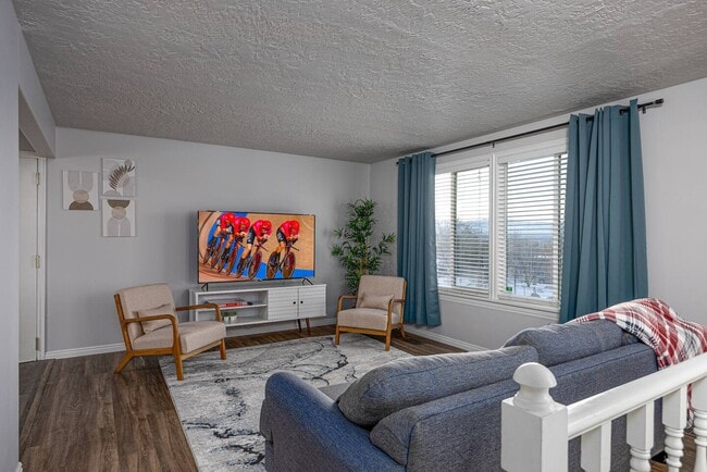 Building Photo - 9465 S Streatham Rd Unit Upstairs