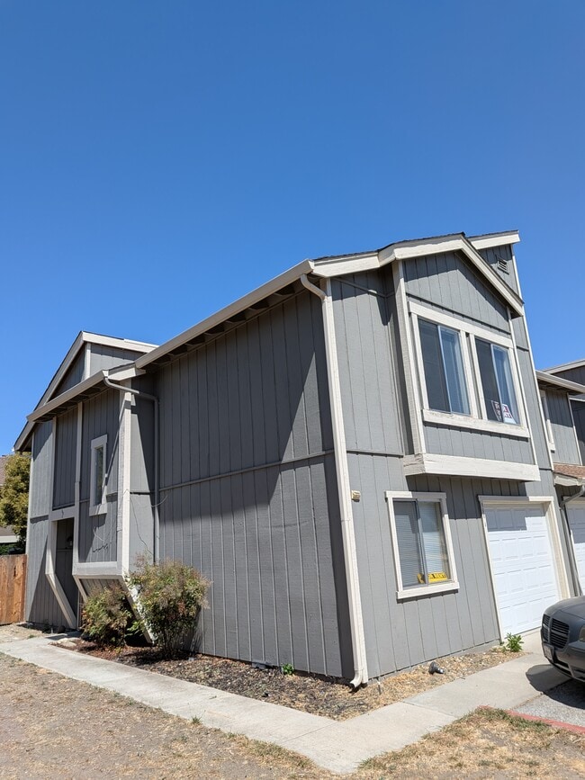 Building Photo - 960 Memorial Dr Rental