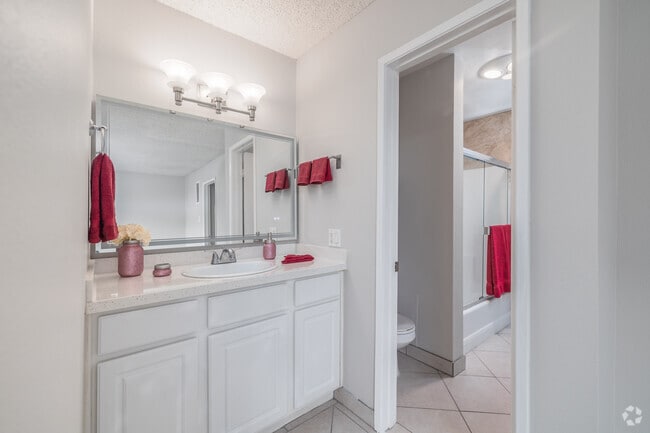 2BR, 2BA - 950SF - Bathroom