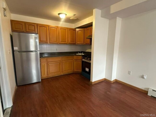 Building Photo - 697 Sheffield Ave Unit 2fl
