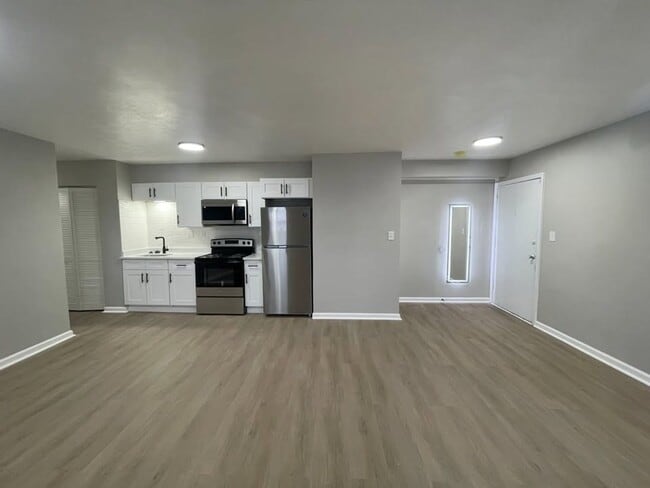 Building Photo - Live in Style at Bellagio East Living I: Convenient and Vibrant Community in Indianapolis Unit F03