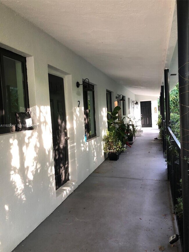 Photo - 570 NE 69th St Unidad 2