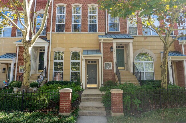 Photo - Inviting Townhome with Spacious Living & Convenient Location Unidad 110A