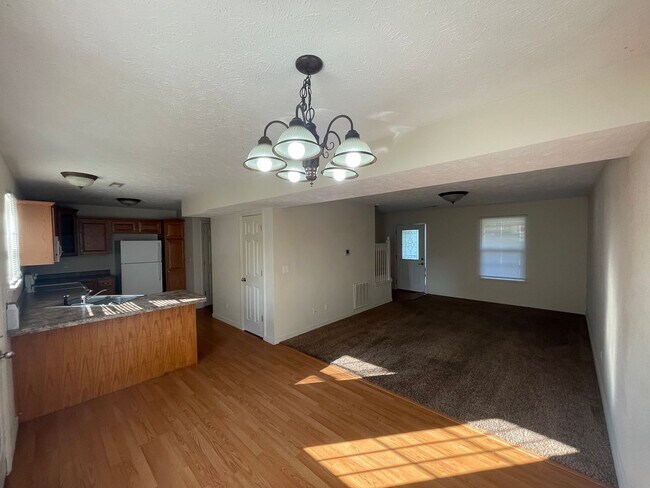 Photo - Spacious 3 bedroom, 2.5 bathroom Duplex