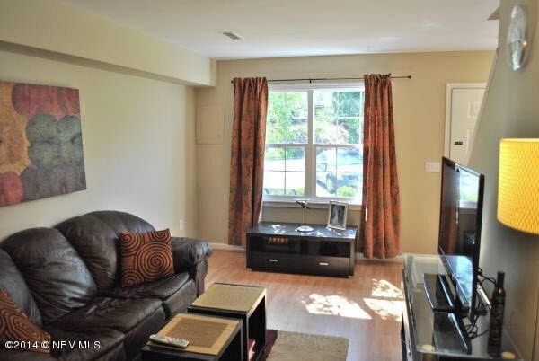 Photo - 313 Charles St