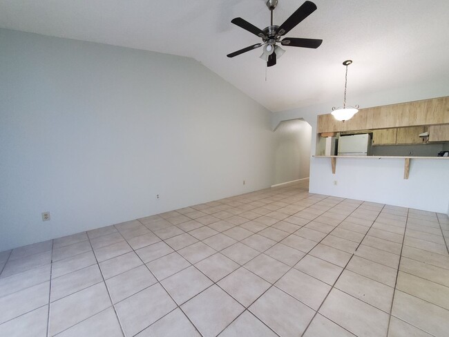 Photo - 1 MONTH FREE: SW Area 2/2 on a Fresh water canal - Water included Unidad 913 Gleason Pkwy #4