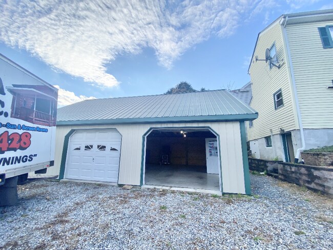672 Bloom St
