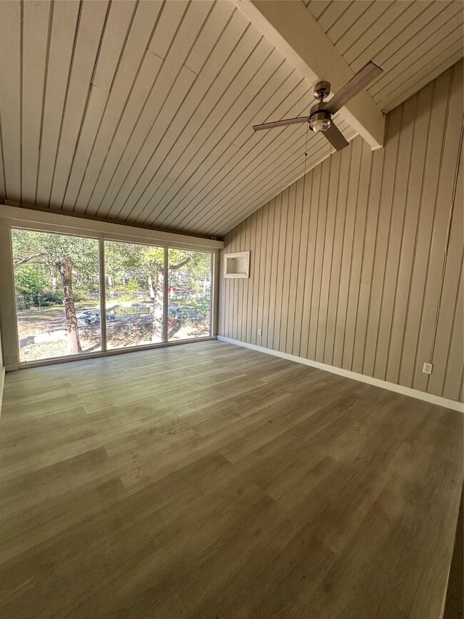 Building Photo - 13 Lakeway St