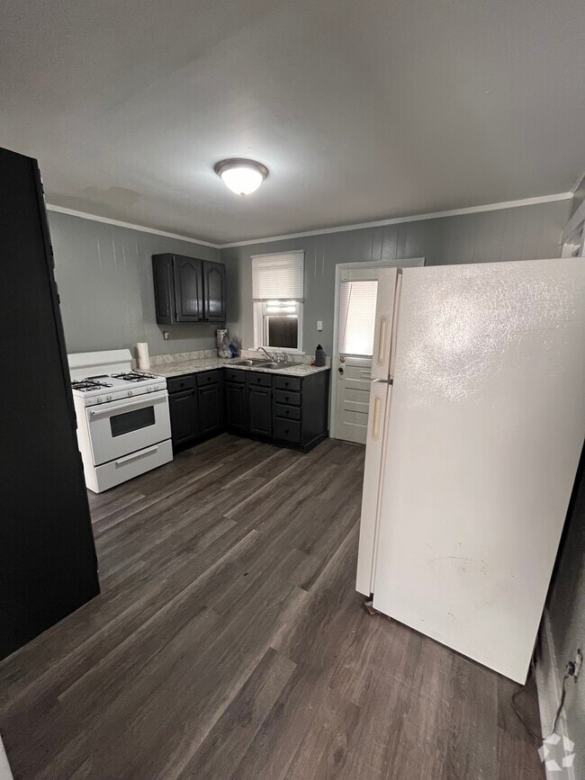 Building Photo - 1609 Kenneth Ave Unit REAR Rental