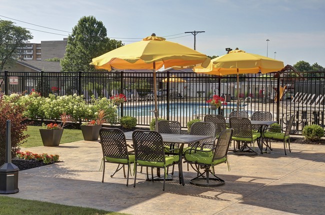 Patio - Arbor Court Rental