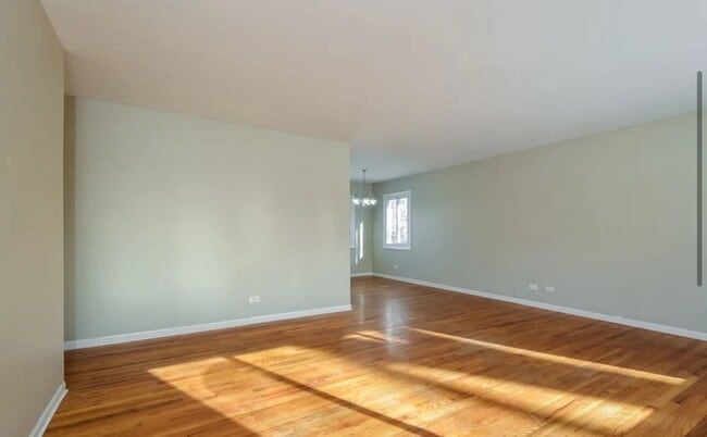 Photo - 712 W James St