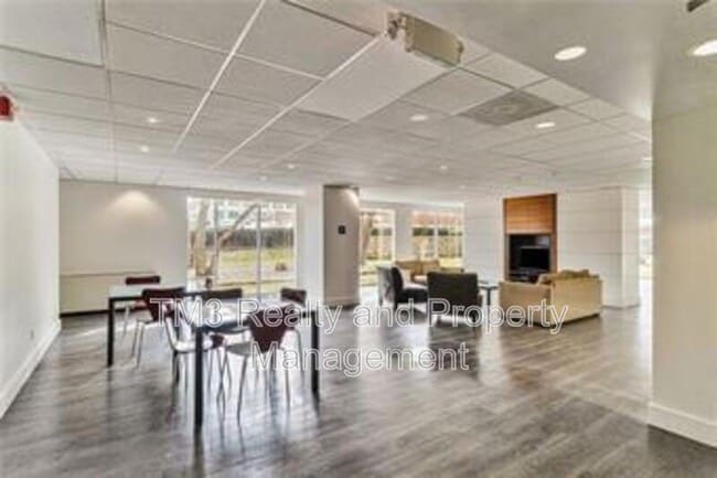 Photo - 600 E 8th St