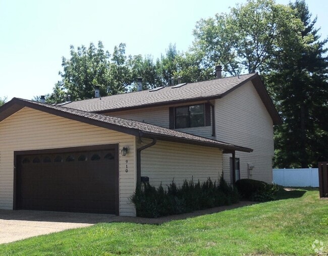 Building Photo - 2 Bedroom 1.5 Bath Townhouse with Fireplac...