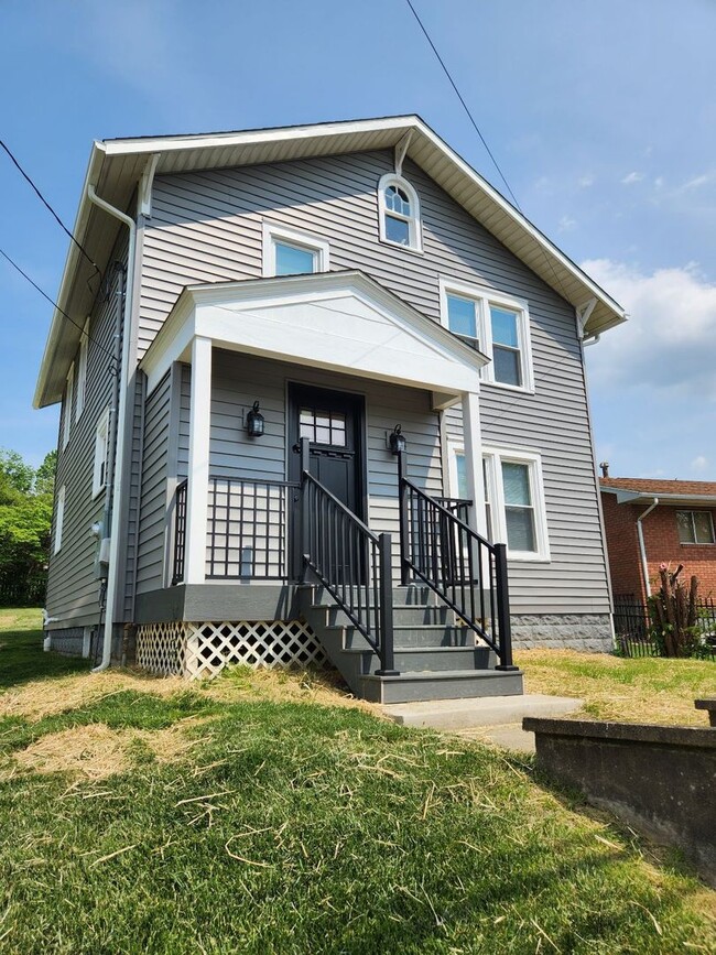 Photo - 3 Bed/2 Bath House Located in Suncrest Lawncare included - Available NOW