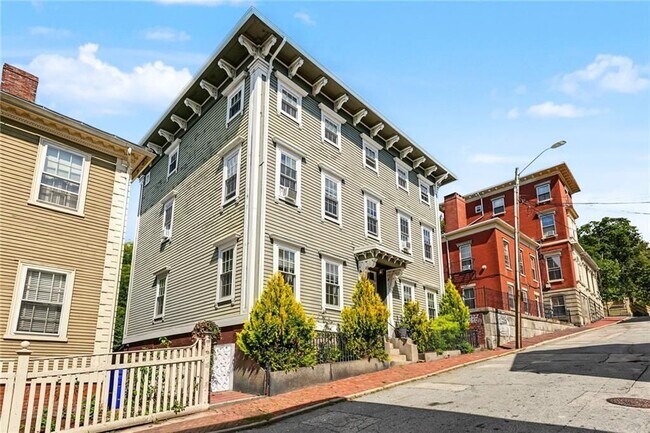 40 Bowen St Unit 1