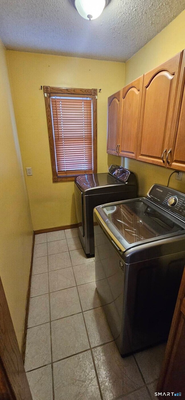 Photo - 207 Bassett St