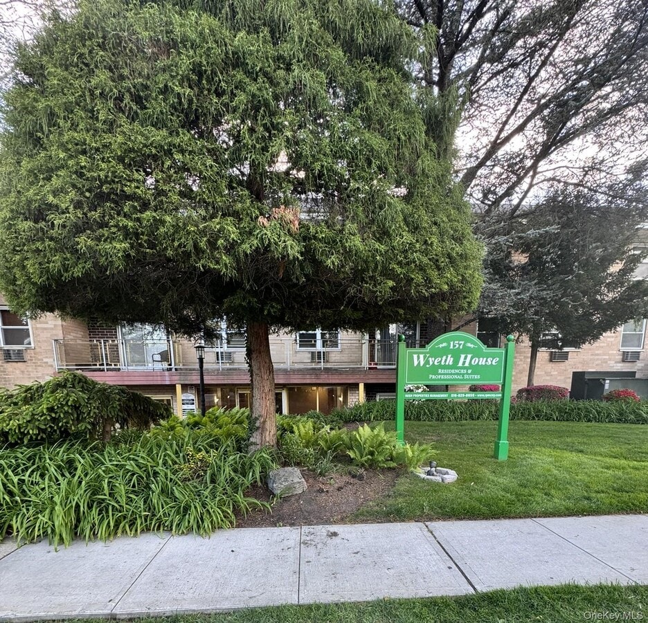 Photo - 157 Hempstead Ave Unidad B6