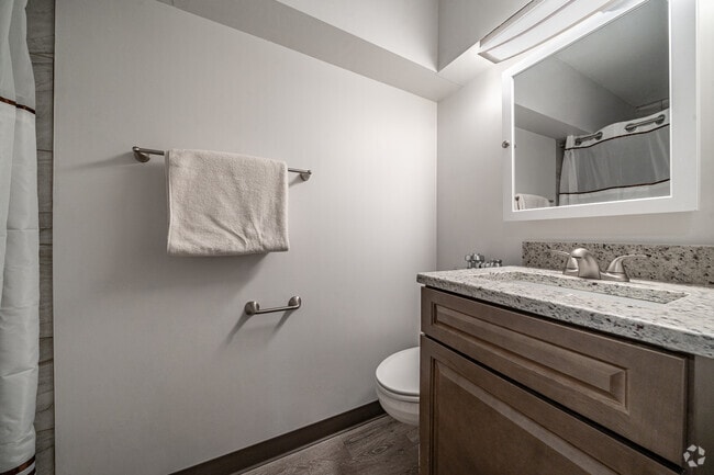 2BR, 1BA - 740SF - Bathroom