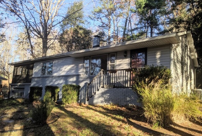 Building Photo - Black Mountain Rental!
