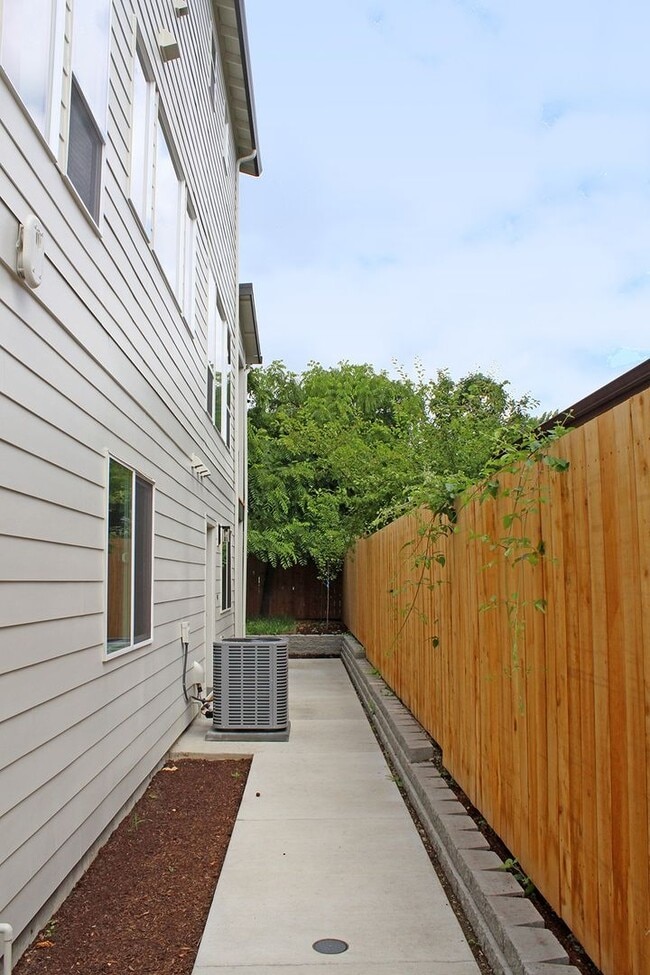 Photo - 4563-4563 N Borthwick Ave