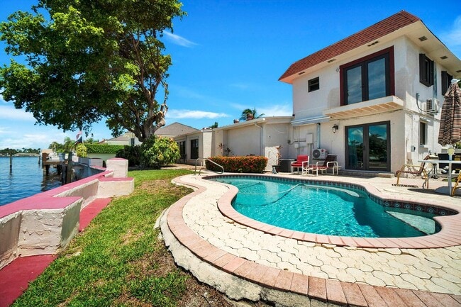 Photo - 1901 N Riverside Dr