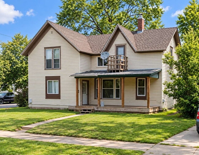 Building Photo - 4 Bedroom Lower Unit Student Rental Near UWEC