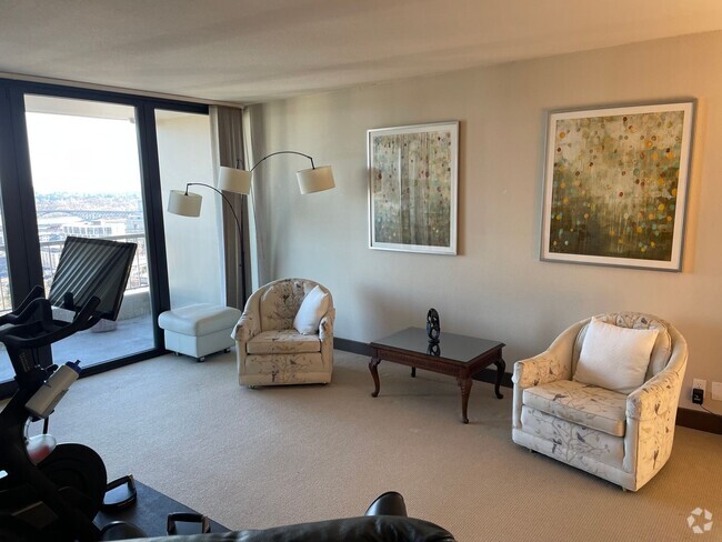 Building Photo - Stunning 2 bedroom 2 bath condo with a riv... Unit 18H