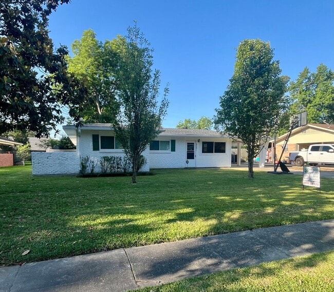 Photo - 3 Bed/2 Bath Broadmoor home with Bonus Room